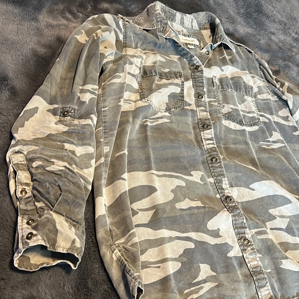 Women’s EXPRESS boyfriend Camo Flannel 🖤